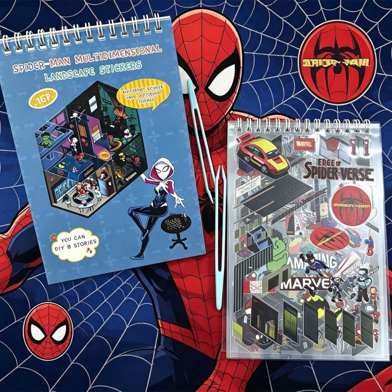 Caderno 8 Cenários e Adesivo Homem Aranha